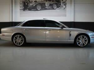 Image 23/50 of Jaguar XJ 8 4.2 (2007)
