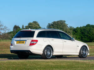 Immagine 17/50 di Mercedes-Benz C 63 AMG T (2009)