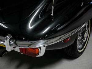 Image 25/28 de Jaguar E-Type (1970)