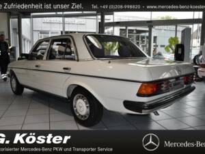 Immagine 4/15 di Mercedes-Benz 200 (1980)