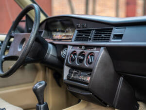 Image 30/42 de Mercedes-Benz 190 E (1984)