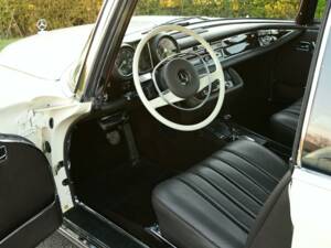 Image 35/50 of Mercedes-Benz 280 SE 3,5 (1971)
