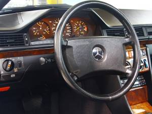 Image 18/23 of Mercedes-Benz 300 CE (1990)