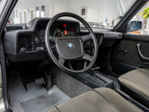 Image 15/23 of BMW 320&#x2F;6 (1982)