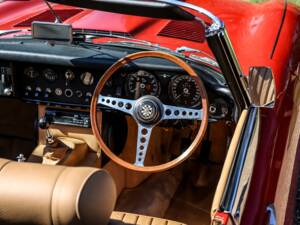 Image 18/27 of Jaguar E-Type (1968)