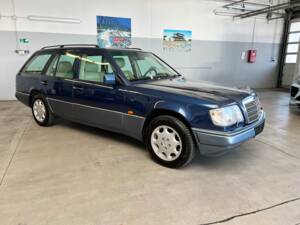 Bild 4/40 von Mercedes-Benz E 300 T 4MATIC (1994)