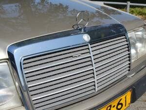 Image 5/7 de Mercedes-Benz 230 E (1992)