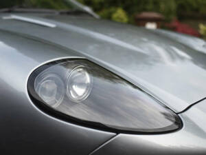 Image 22/38 of Aston Martin V12 Vanquish (2003)