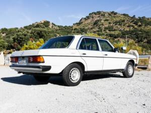 Image 2/7 de Mercedes-Benz 300 D (1983)