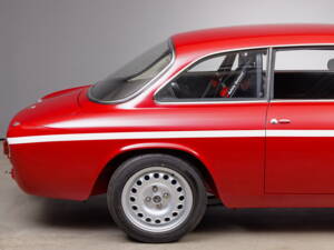 Bild 9/30 von Alfa Romeo Giulia 1300 GT Junior (1974)