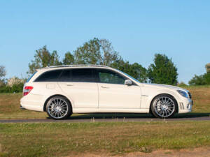Immagine 5/50 di Mercedes-Benz C 63 AMG T (2009)