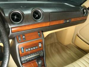 Bild 17/30 von Mercedes-Benz 280 CE (1984)