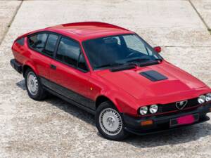 Image 13/14 de Alfa Romeo GTV 6 2.5 (1985)