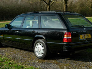Imagen 3/5 de Mercedes-Benz E 320 T (1993)
