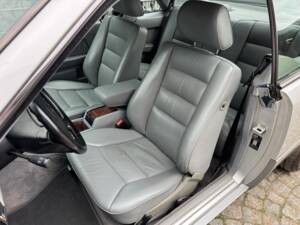 Imagen 32/100 de Mercedes-Benz 300 CE (1992)