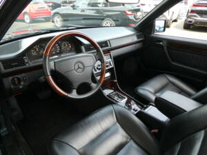 Immagine 9/26 di Mercedes-Benz E 220 (1996)