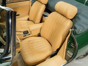 Image 13/19 of Jaguar E-Type (1970)