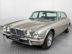 Image 17/50 de Jaguar XJ 12 L (1975)