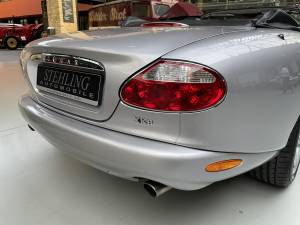 Image 13/32 de Jaguar XK8 4.0 (2000)