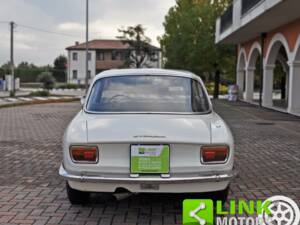 Bild 4/10 von Alfa Romeo Giulia 1300 GT Junior (1972)