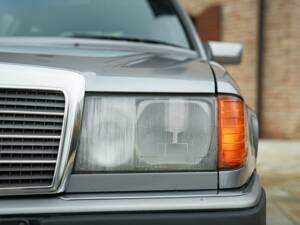 Image 31/50 of Mercedes-Benz 200 TE (1992)