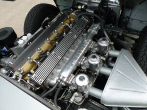 Image 16/22 de Jaguar E-Type (1968)