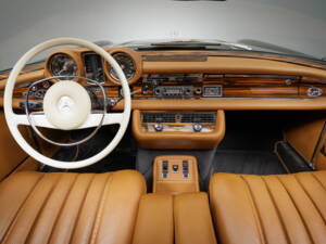 Image 27/46 of Mercedes-Benz 280 SE 3,5 (1971)