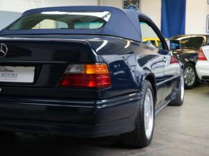 Image 15/33 of Mercedes-Benz 300 CE-24 (1993)