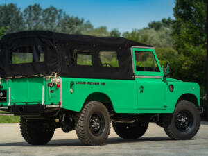 Image 2/45 of Land Rover 109 (1980)
