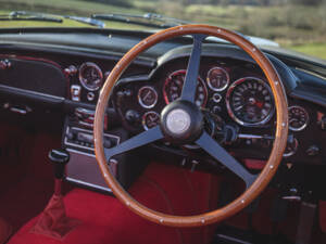 Image 31/42 of Aston Martin DB 6 Mk II Volante (1970)