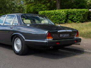 Image 13/23 of Daimler Double Six (1992)