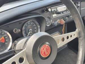 Bild 22/33 von MG MGB GT (1971)