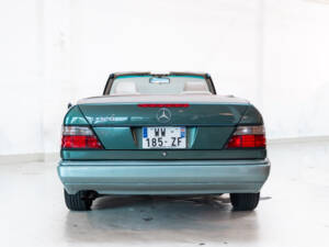 Image 6/27 of Mercedes-Benz E 320 (1994)