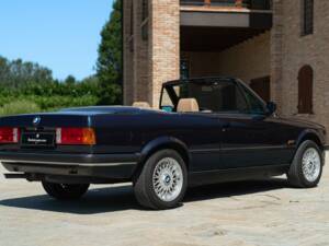 Image 9/50 of BMW 320i (1989)