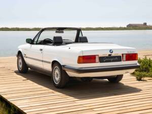Image 21/70 of BMW 320i (1990)