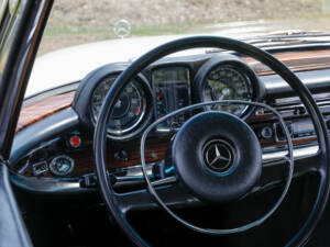 Image 27/50 of Mercedes-Benz 280 SE 3,5 (1970)