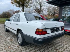 Immagine 7/18 di Mercedes-Benz 250 D (1988)