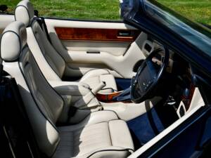 Immagine 6/13 di Aston Martin Virage Volante (1995)