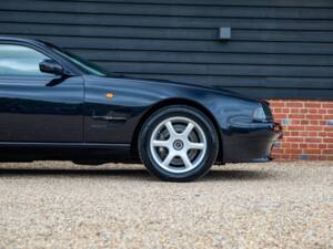 Image 15/50 of Aston Martin V8 Coupé (1998)