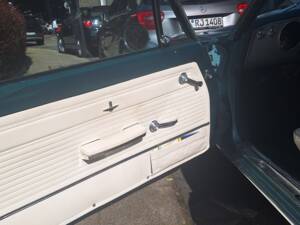 Image 14/18 de Chevrolet Corvair Monza Convertible (1965)