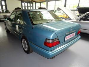 Image 5/13 de Mercedes-Benz E 320 (1994)