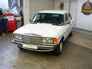 Image 9/33 of Mercedes-Benz 300 D (1984)