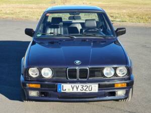 Image 2/20 of BMW 320i (1990)