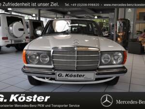 Immagine 8/15 di Mercedes-Benz 200 (1980)