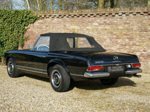 Imagen 2/50 de Mercedes-Benz 230 SL (1966)