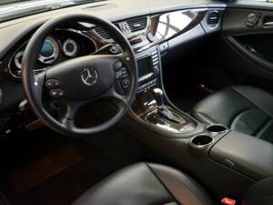 Immagine 26/34 di Mercedes-Benz CLS 55 AMG (2005)