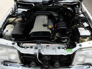 Image 46/69 of Mercedes-Benz E 320 (1994)