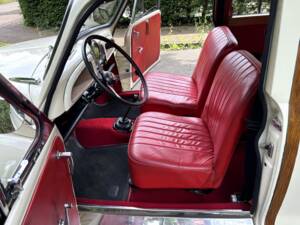 Image 2/32 of Morris Minor 1000 Traveller (1968)