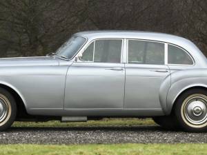 Image 8/50 of Bentley S 3 Continental Flying Spur (1963)