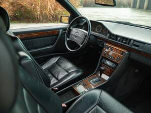 Bild 36/50 von Mercedes-Benz 300 CE-24 (1991)